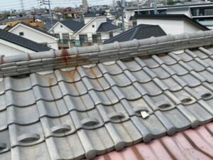 埼玉県川口市の築40年の戸建てにて雨漏り修理、屋根修理＜鉄板屋根はスタンビーへ、瓦屋根はヒランビーへ葺き替え工事＞ 施工前