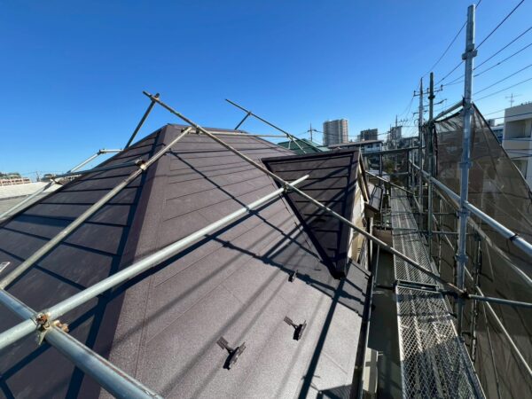 埼玉県川口市飯塚にて屋根修理〈スレート屋根からシルキーG2へカバー工法〉 施工後