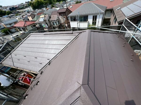 川口市青木にて屋根修理　〈コロニアルからスーパーガルテクトへカバー工法〉 施工後