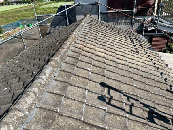 埼玉県川口市元郷にて屋根修理＜セメント瓦から横暖ルーフへ葺き替え工事＞ 施工前