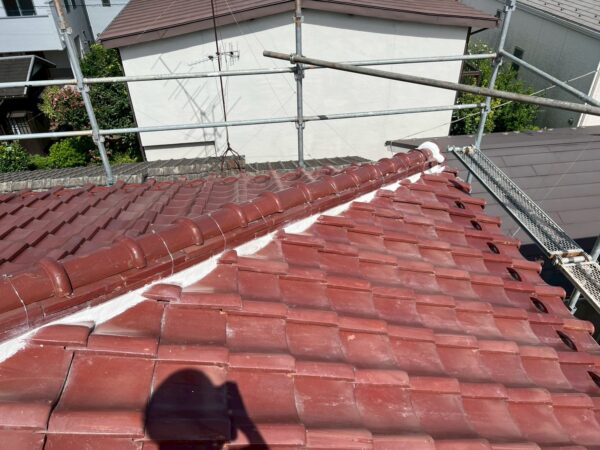 瓦の漆喰が落下して心配…とご相談｜埼玉県川口市飯塚にて屋根修理　棟瓦の詰み直し 施工前