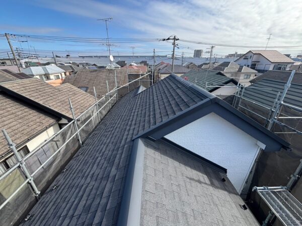 埼玉県川口市本町でノーメンテナンスなので心配とご依頼〈アルマでカバー工法（築25年のスレート屋根）〉 施工後
