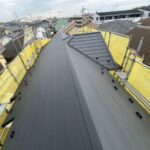 川口市のご住宅にて屋根修理工事〈スレートからシルキーへカバー工法〉 施工後