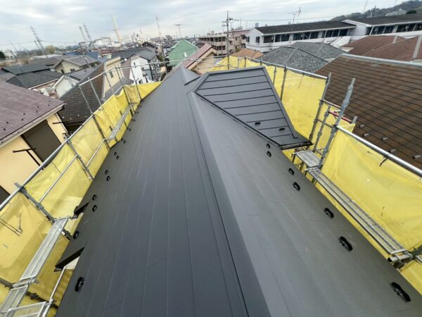 川口市のご住宅にて屋根修理工事〈スレートからシルキーへカバー工法〉 施工後