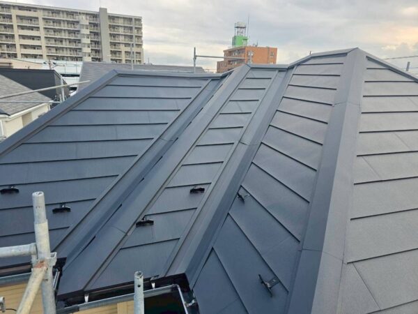 川口市にて雨漏り予防の屋根修理〈シルキーG2へのカバー工法〉 施工後